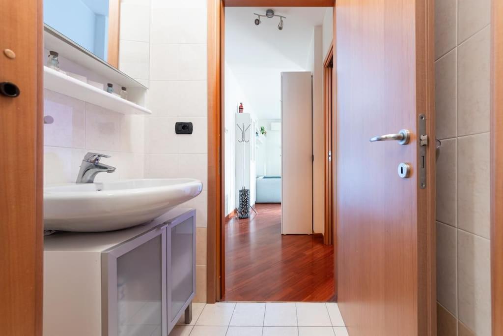 Appartamento Caterina A 5 Minuti Da Milano Fiere E San Siro Con Wifi-Netflix-Free Parking Extérieur photo
